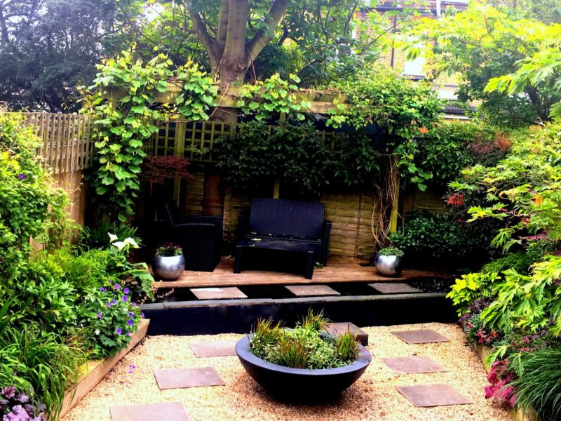 Reflective town garden - full view
